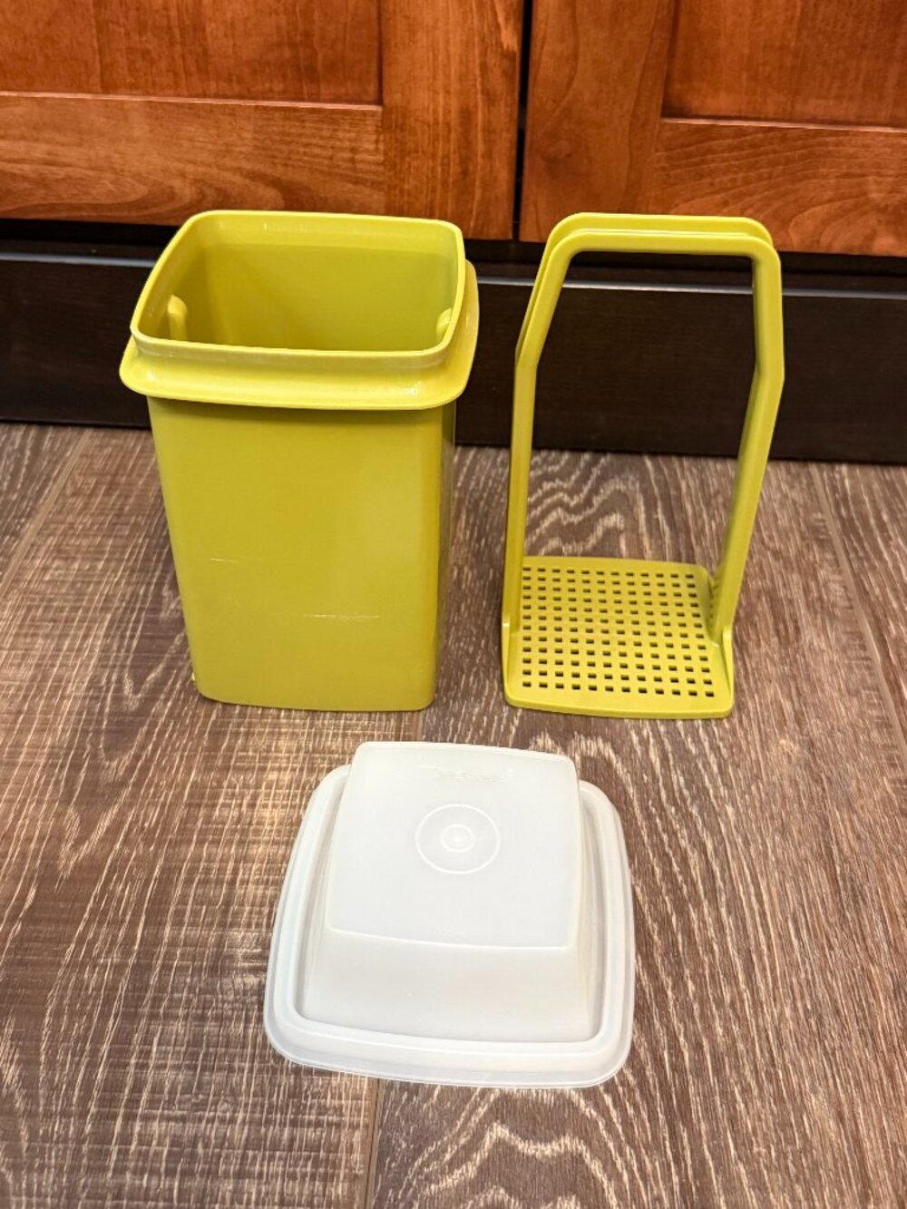 Tupperware Pick-A-Deli Pickle Container - Picture 7 of 16